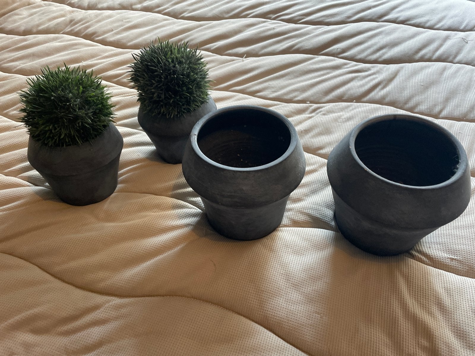 4 Grijze Bloempotten met 2 Nepgrasbollen, Overige materialen, Gebruikt, Rond, Binnen