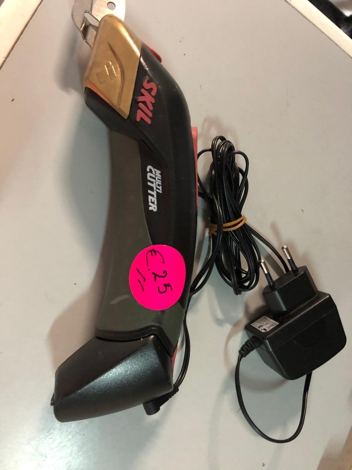 Skil Multi Cutter met oplader, Ophalen of Verzenden, Gebruikt, Snijgereedschap