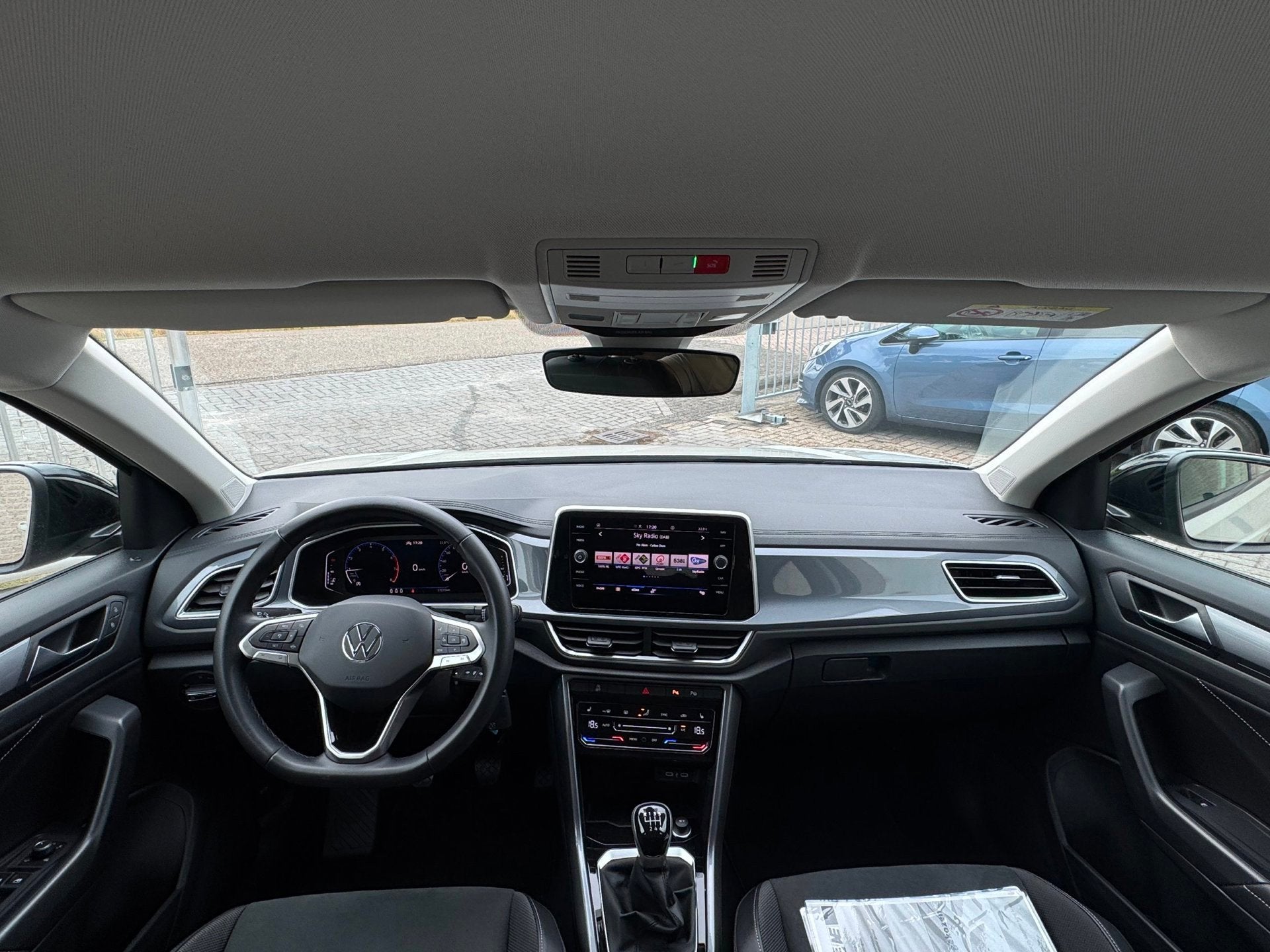 Volkswagen T-Roc 1.0 TSI Style IQ-Light / Ascot Grey / Carpl, Voorwielaandrijving, Gebruikt, Zwart, Alcantara