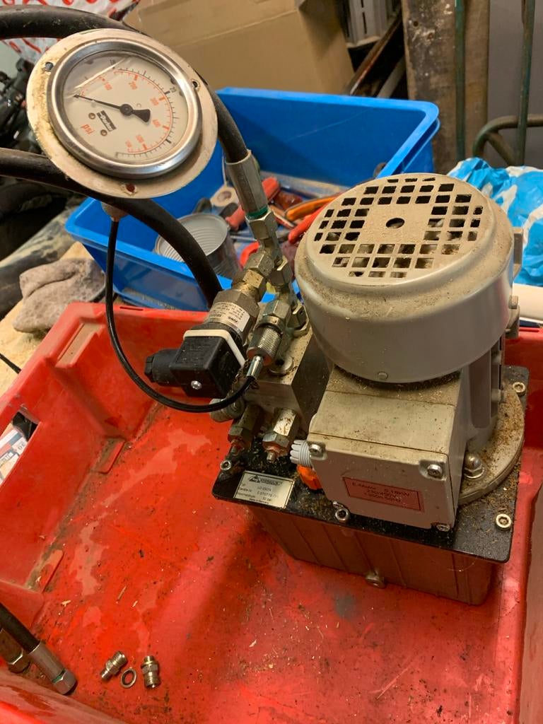 Hydrauliek Pompje en Drukmeter, Ophalen