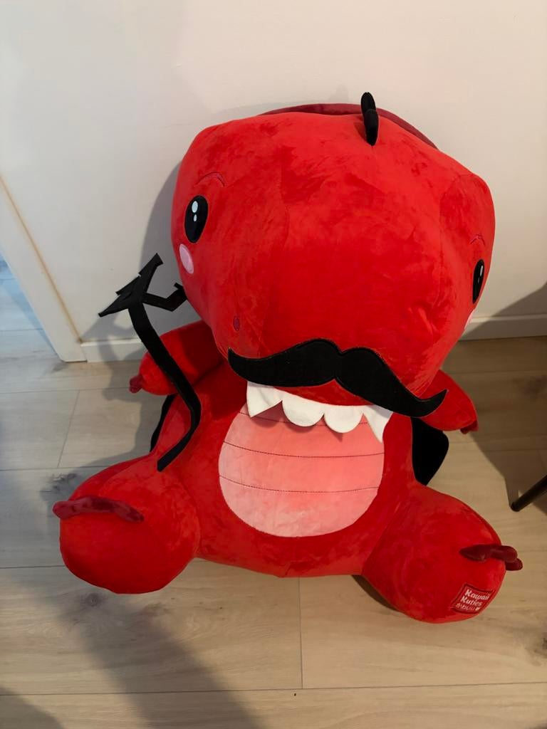 Grote rode draak knuffel met snor en cape, Ophalen, Zo goed als nieuw