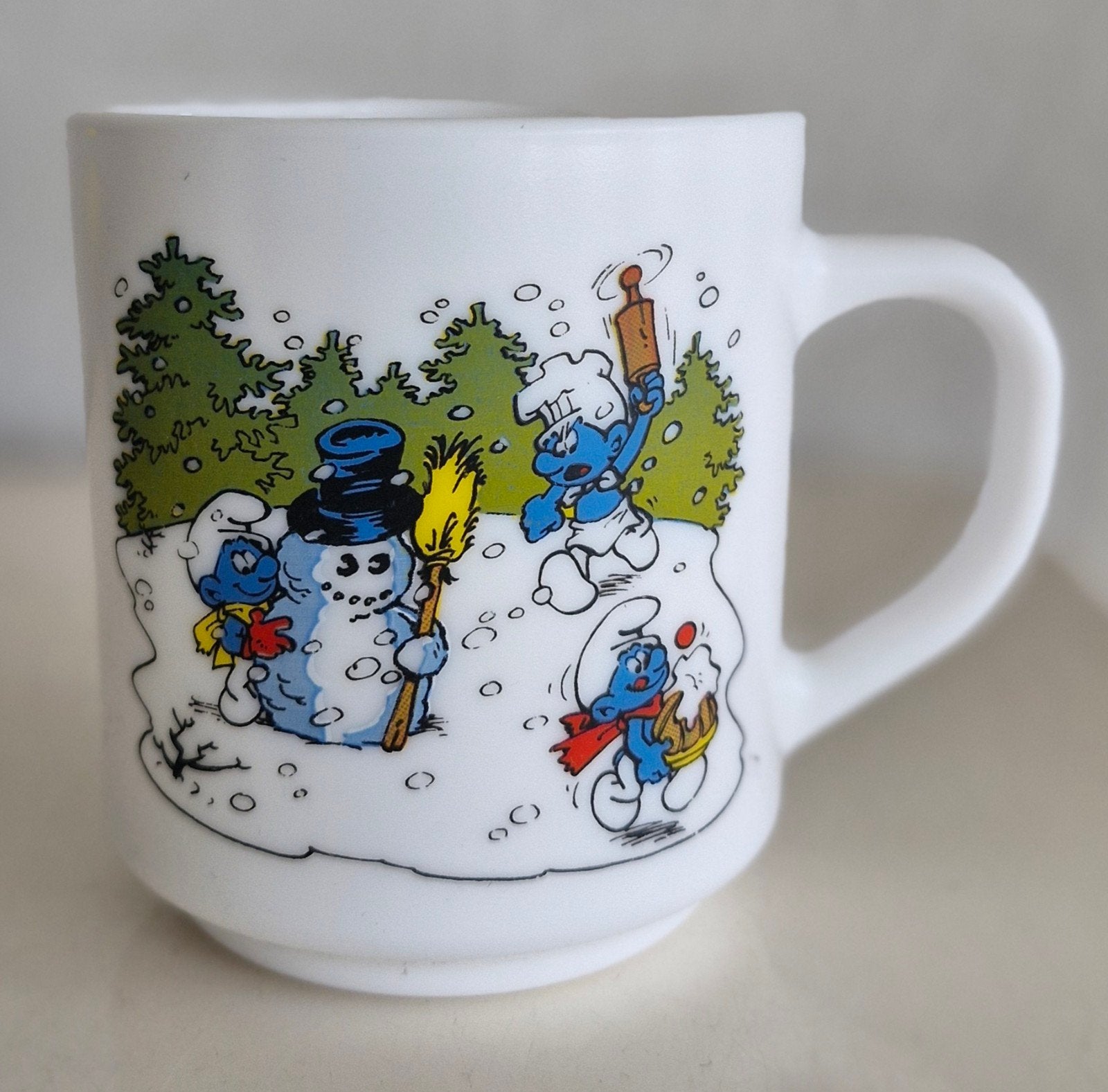 Vintage Arcopal Smurfen Mok - Kerst en Wintertafereel (1986), Verzamelen, Ophalen of Verzenden, Zo goed als nieuw, Verschillende Smurfen
