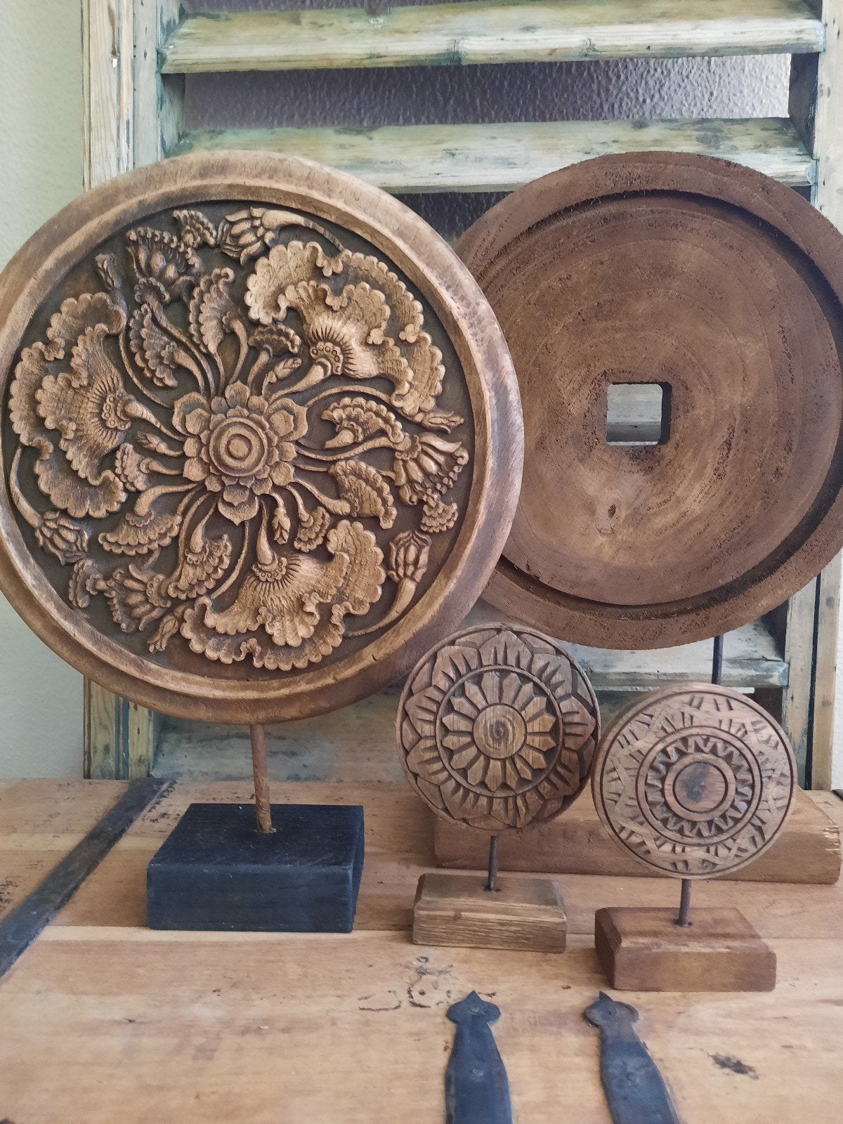 Vier houten ornamenten op voet wiel sculptuur stoer sober, Ophalen