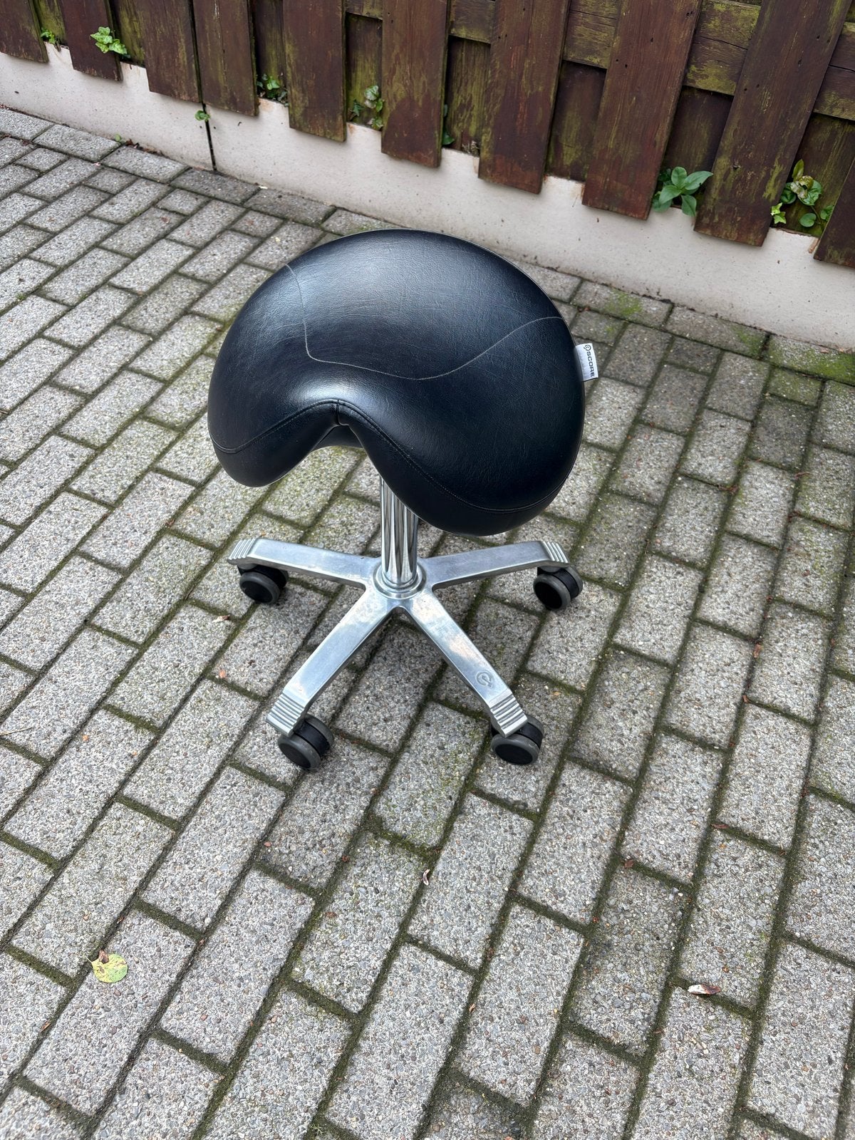 Zwarte ergonomische zadelkruk op wielen, Huis en Inrichting, Ophalen, Gebruikt, Zwart, Bureaukruk
