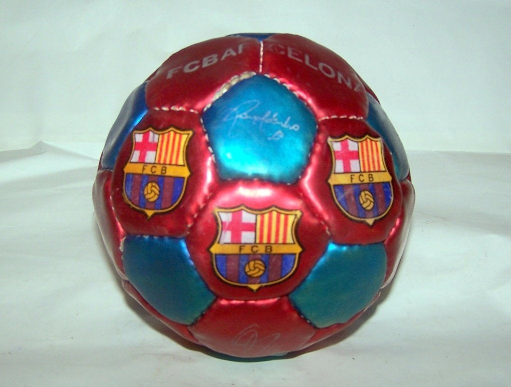 FC Barcelona Voetbal met Handtekeningen. Igs., Ophalen of Verzenden, Gebruikt, Buitenlandse clubs, Overige typen