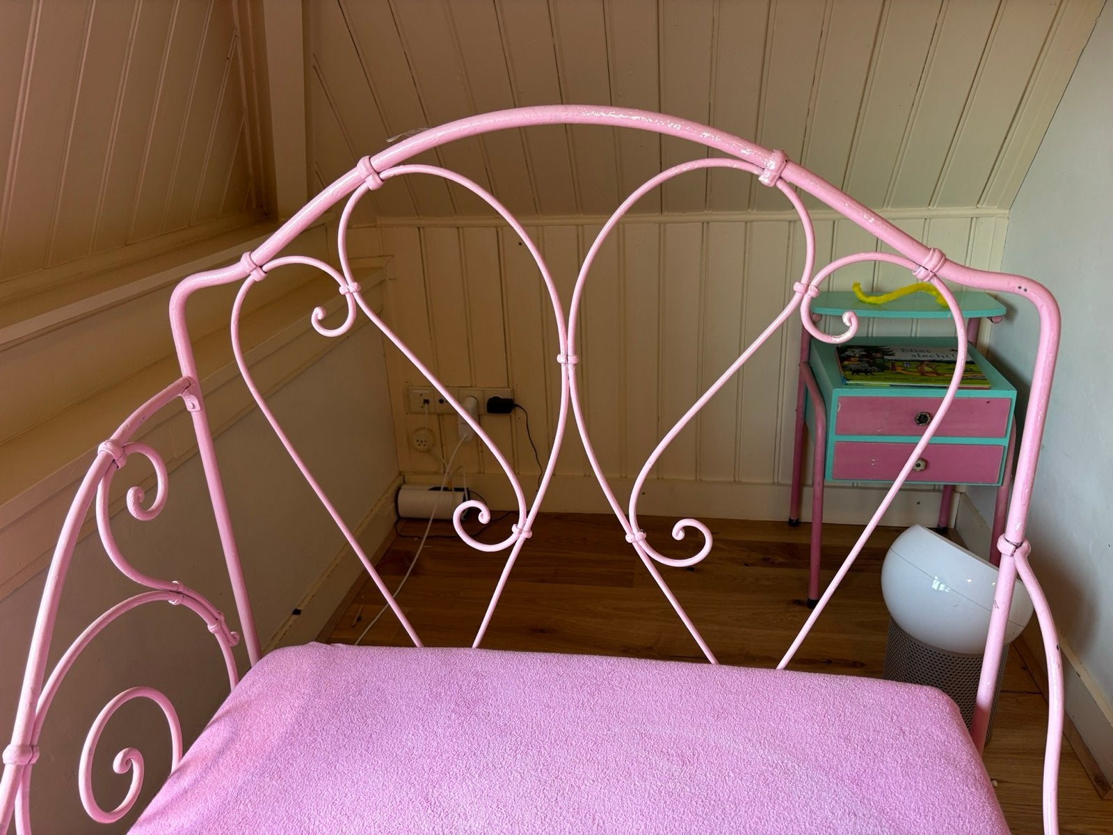 Romantisch Frans Antiek IJzeren Bed - Roze, Antiek en Kunst, Antiek | Meubels | Bedden, Ophalen