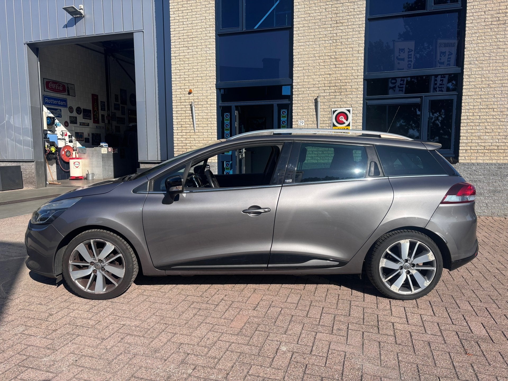 Renault Clio Estate 0.9 TCe Night&Day, Auto's, Renault, Voorwielaandrijving, Zwart, Origineel Nederlands, Handgeschakeld