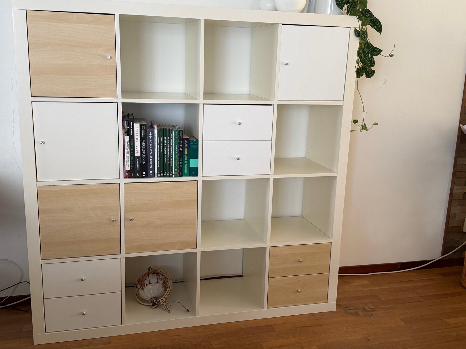 IKEA Kallax Kast met deuren en lades - Wit/beuk, Ophalen, 100 tot 150 cm, Zo goed als nieuw, Minder dan 100 cm