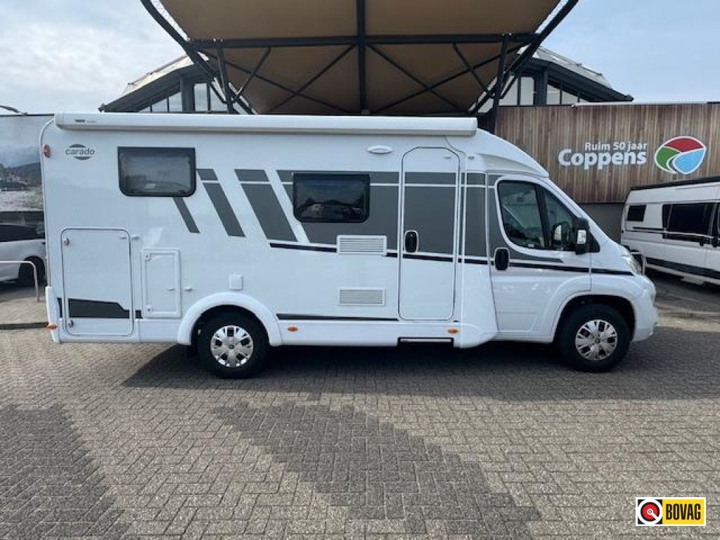 Carado V337 PRO 2023 Origineel NL camper slechts 17.117km, Chemisch toilet, Standaard zit, Ringverwarming, Tot en met 2