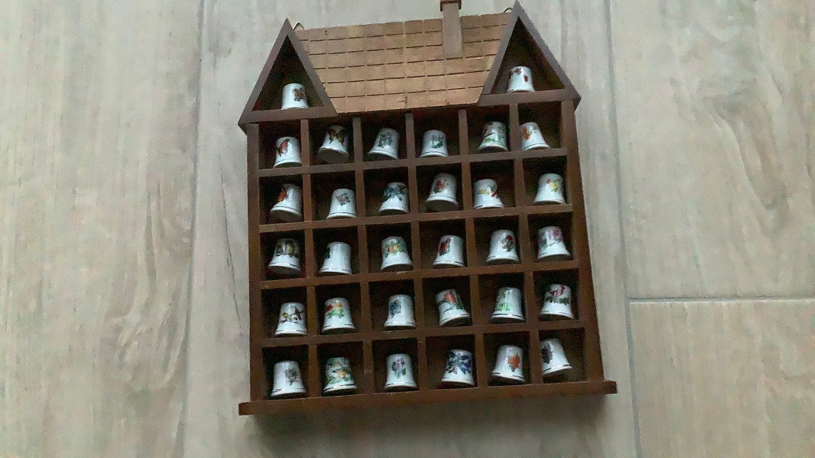 Mooi houten huisje met 32 vingerhoedjes, Ophalen of Verzenden, Zo goed als nieuw