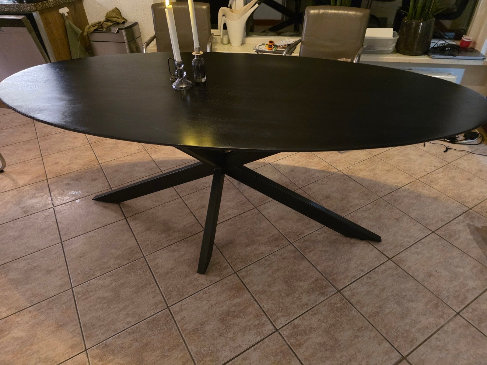 Ovale eettafel zwart met spinpoot, Huis en Inrichting, Gebruikt, 100 tot 150 cm, 200 cm of meer, Ophalen of Verzenden