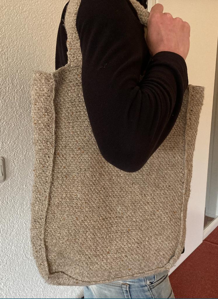 Te koop leuke (gebreide) beige tas. , Sieraden, Tassen en Uiterlijk, Tassen | Damestassen, Ophalen of Verzenden, Zo goed als nieuw