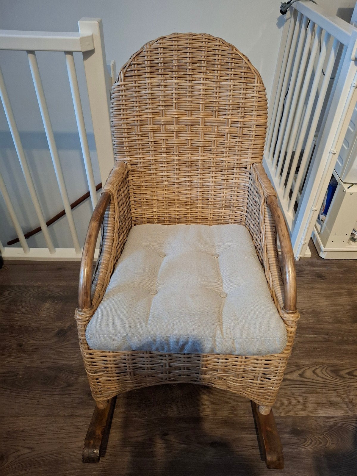 Mooie rotan schommelstoel van Babypark met kussen, Huis en Inrichting, Stoelen, Ophalen, Bruin, Klassiek, Stof
