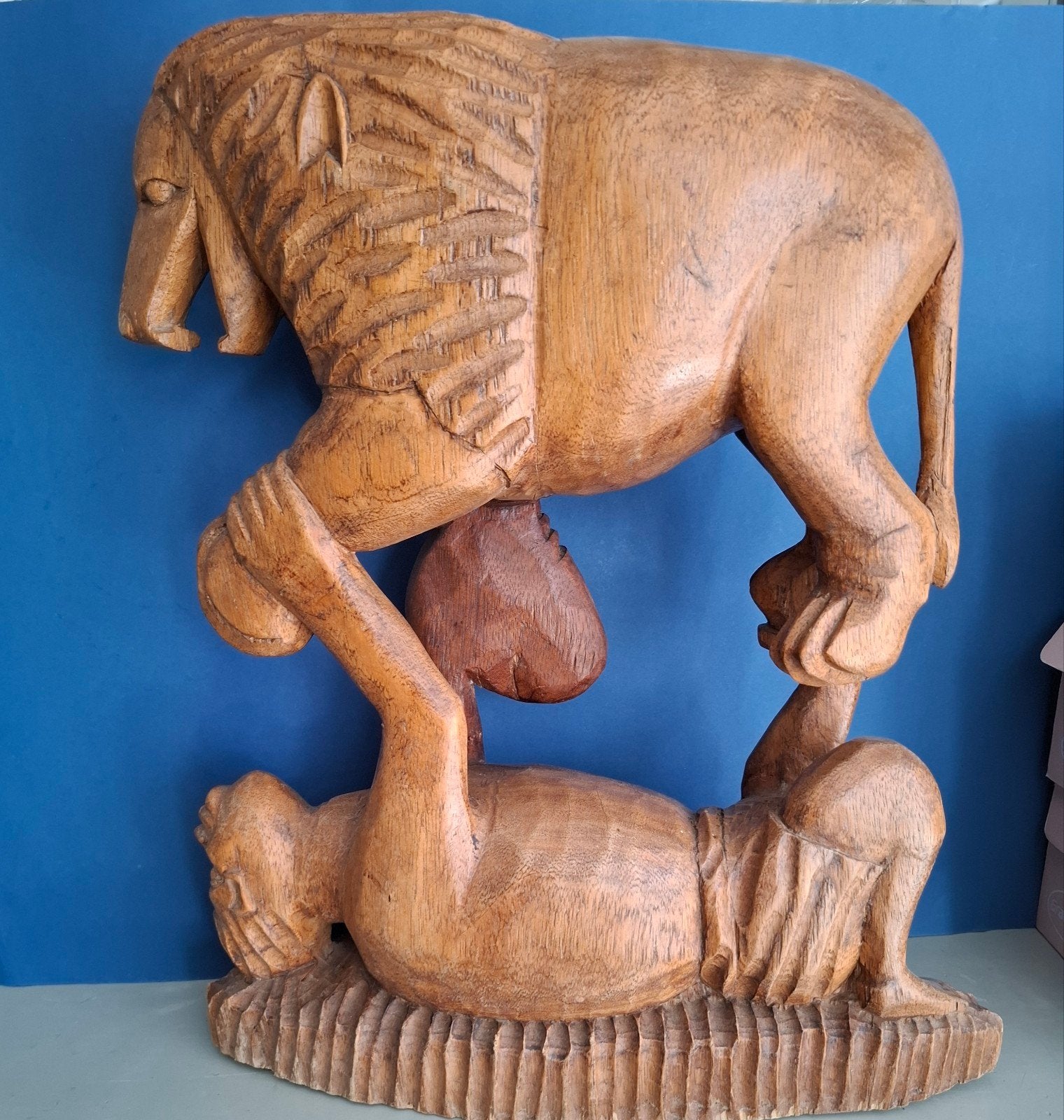 Houten sculptuur: Leeuw en mens  47 cm, Antiek en Kunst, Ophalen of Verzenden, 20 - 50 cm, Beeld, Hout