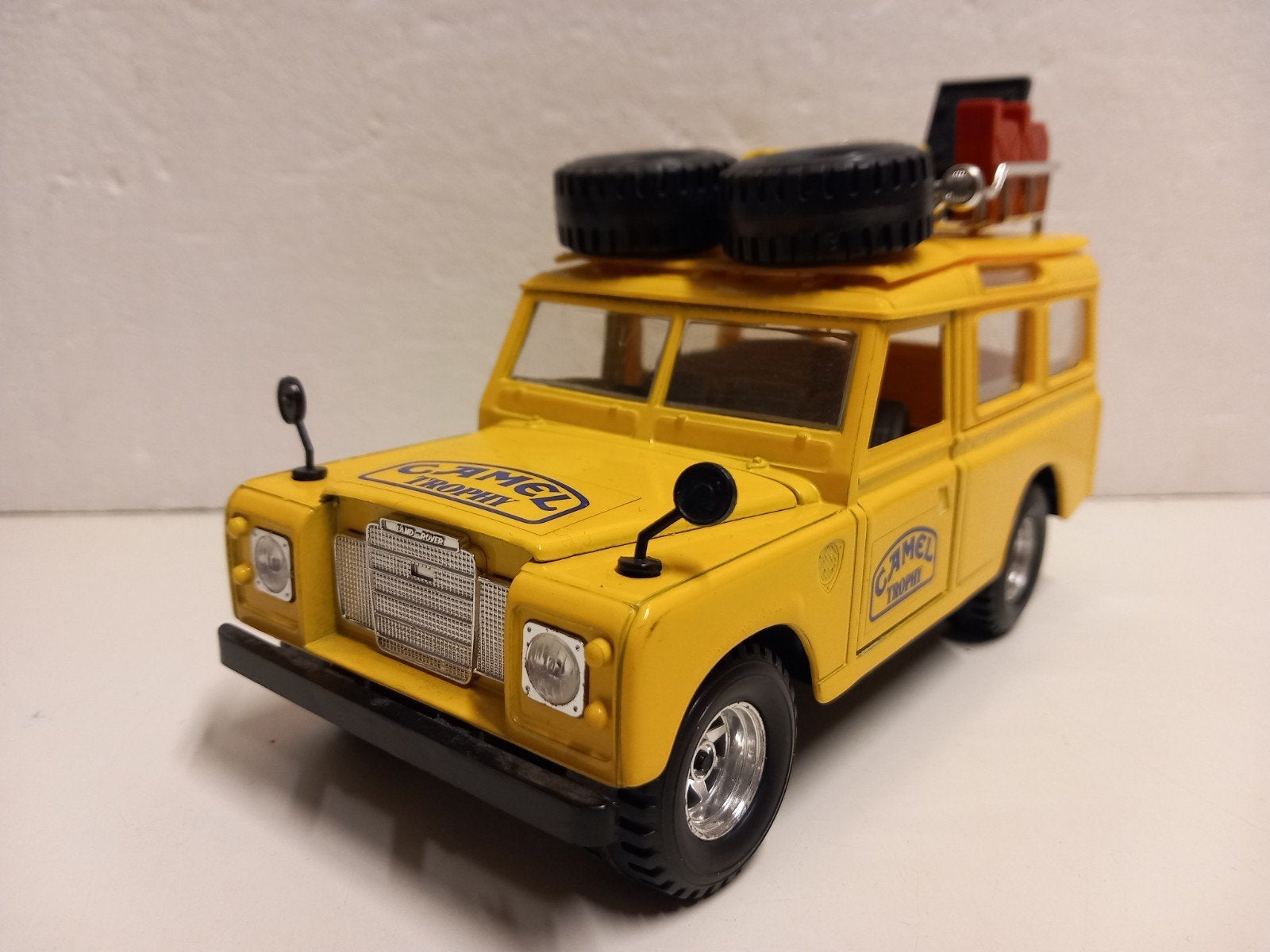 oude Bburago 1:24 Land Rover 109 II CAMEL TROPHY  nobox, Ophalen of Verzenden, Zo goed als nieuw, Auto, Bburago