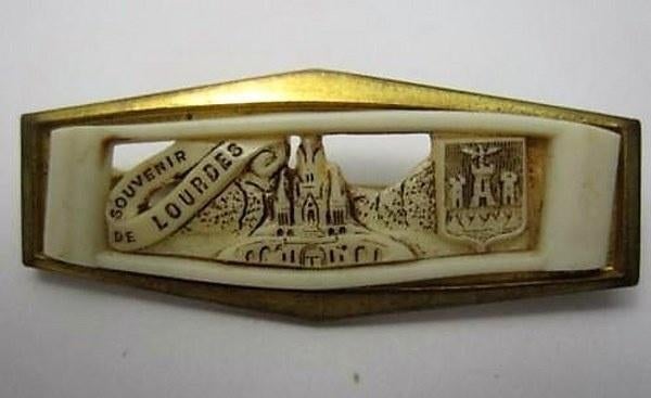 Broche Lourdes, celluloid en goudkleur, antiek (7851), Ophalen, Overige materialen, Broche