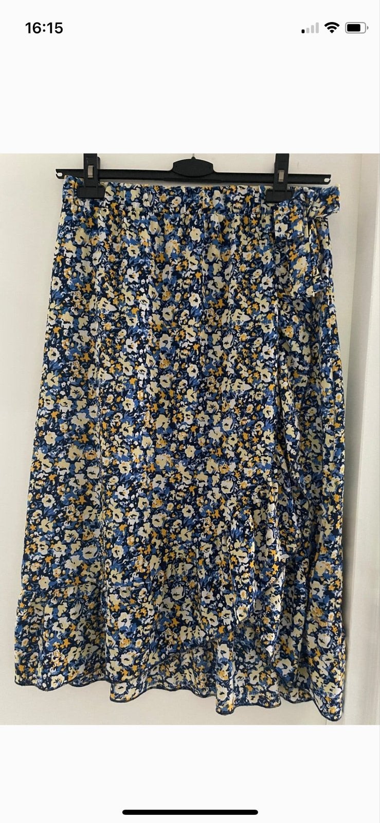 Bloemenprint wikkelrok - Blauw, geel, wit maat M, Kleding | Dames, Blauw, Zo goed als nieuw, Onder de knie, Ophalen