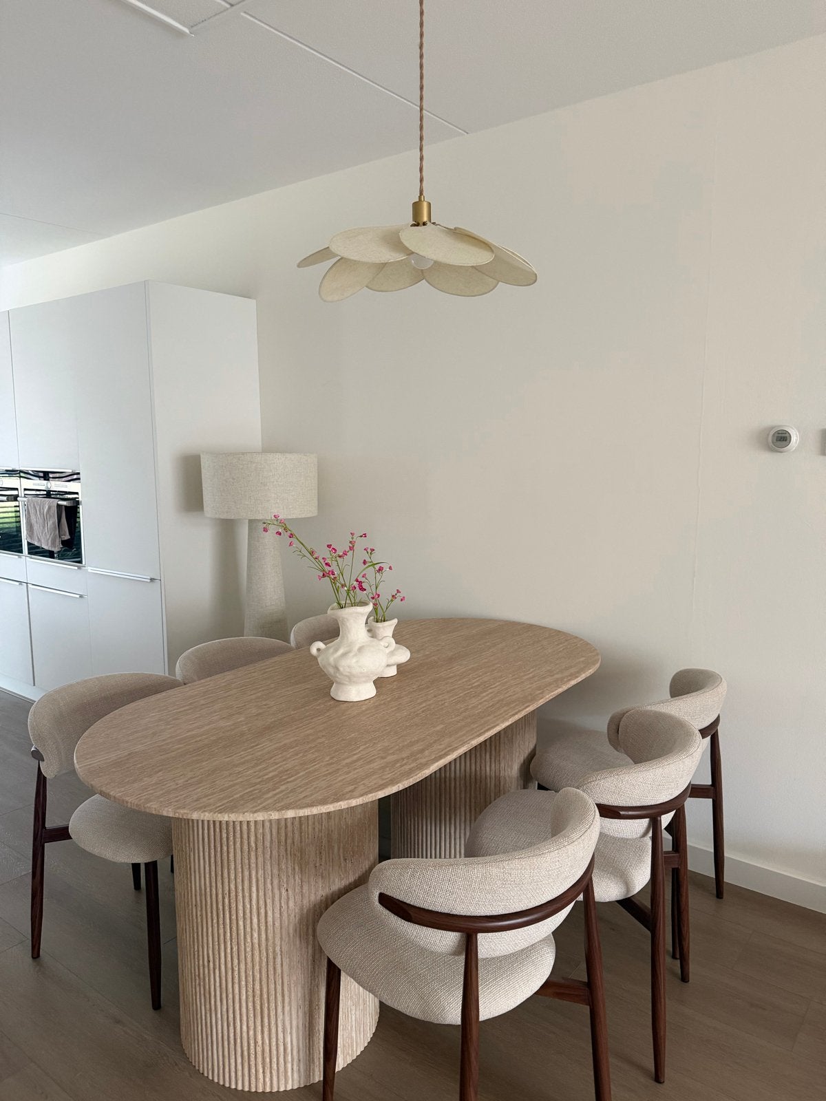 ovale eettafel met geribbelde poten van composietmarmer, Huis en Inrichting, Tafels | Eettafels, Ophalen, Overige materialen, 100 tot 150 cm