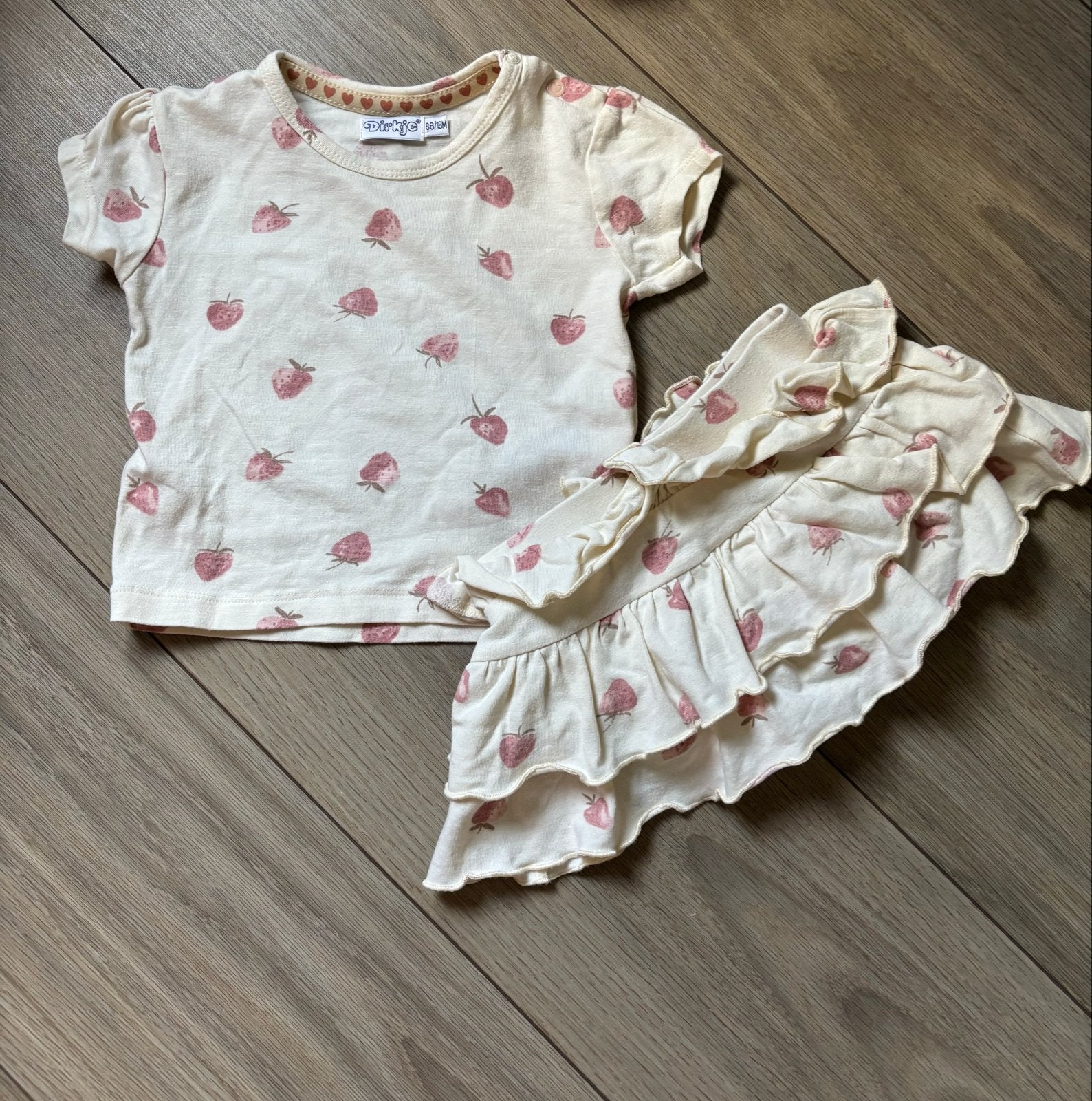 Schattige aardbeien set: T-shirt en rokje voor meisjes 86, Verzenden, Zo goed als nieuw, Meisje