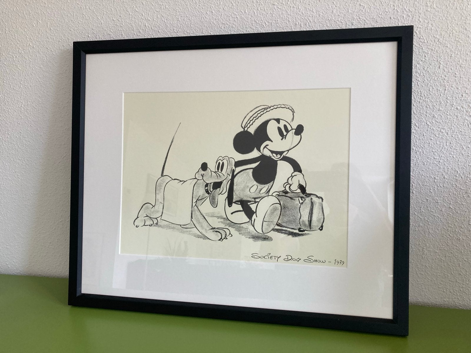 Mickey Mouse en Pluto tekening - Society Dog Show 1939, Antiek en Kunst, Ophalen, Reproductie, Potloodtekening, Achter glas