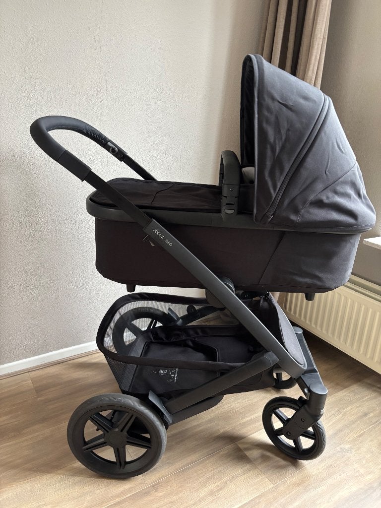 Joolz Geo3 Space Black met Joolz voetenzak en adapters, Zo goed als nieuw, Verstelbare duwstang, Ophalen, Kinderwagen