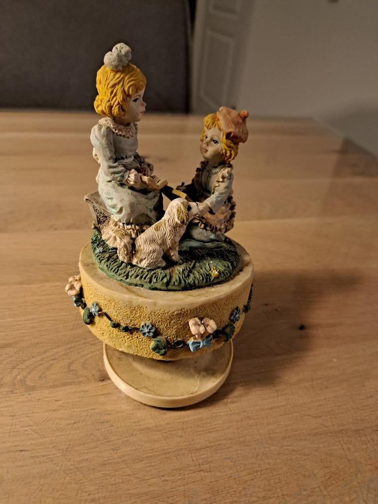 Schattig muziekdoosje met beeldje twee meisjes met hond, Ophalen of Verzenden, Gebruikt
