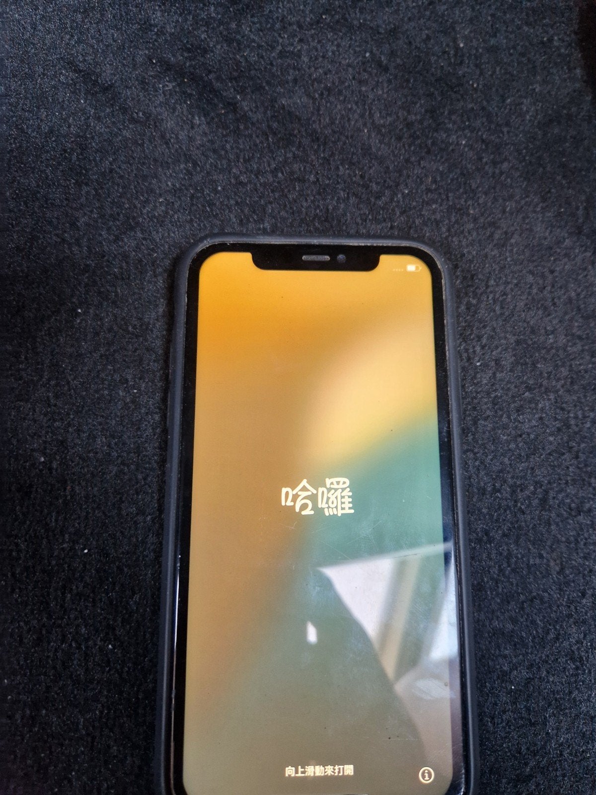iPhone 11 met hoesje en beschadigde achterkant, Telecommunicatie, Ophalen of Verzenden