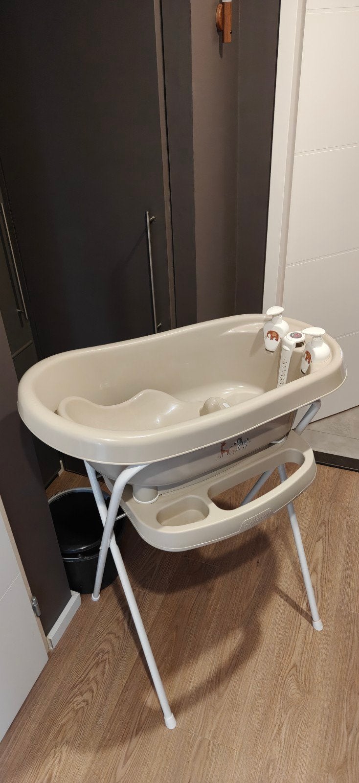 Bébé-jou babybadje met standaard en badzitje, Kinderen en Baby's, Badjes en Verzorging, Ophalen, Zo goed als nieuw, Badje, Bébé-jou