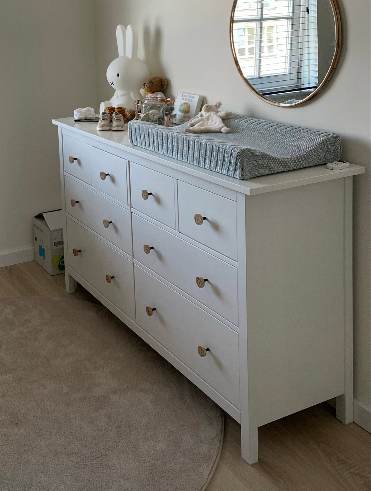 IKEA HEMNES ladekast 8 lades hoogglans met leeuwen knopjes, Ophalen, Gebruikt, Kast, 50 tot 70 cm