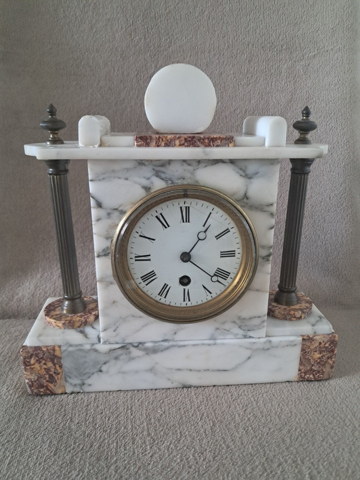 marmeren schoorsteenpendule met koperen zuilen, Ophalen of Verzenden