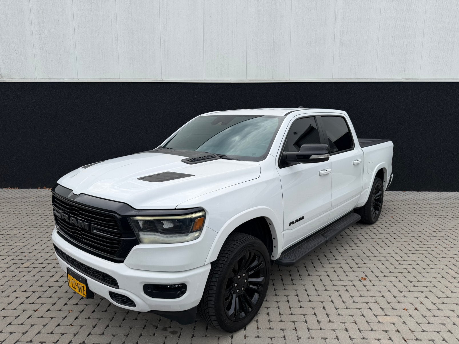 DODGE RAM 1500 | 5.7 V8 | LARAMIE NIGHT EDITION | 2021 LPG, Automaat, Regensensor, 5654 cc, Wit