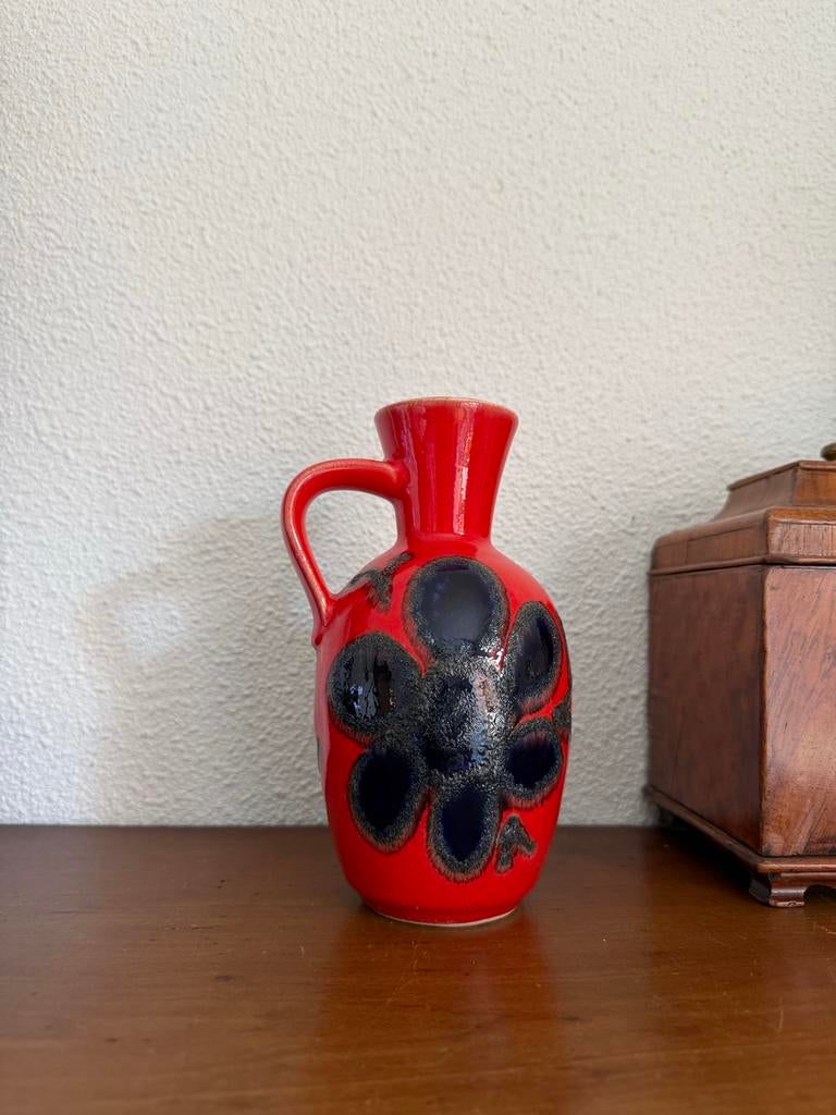 Bay Keramik vaasje rood met donkerblauw bloemmotief, Antiek en Kunst, Antiek | Keramiek en Aardewerk, Ophalen of Verzenden