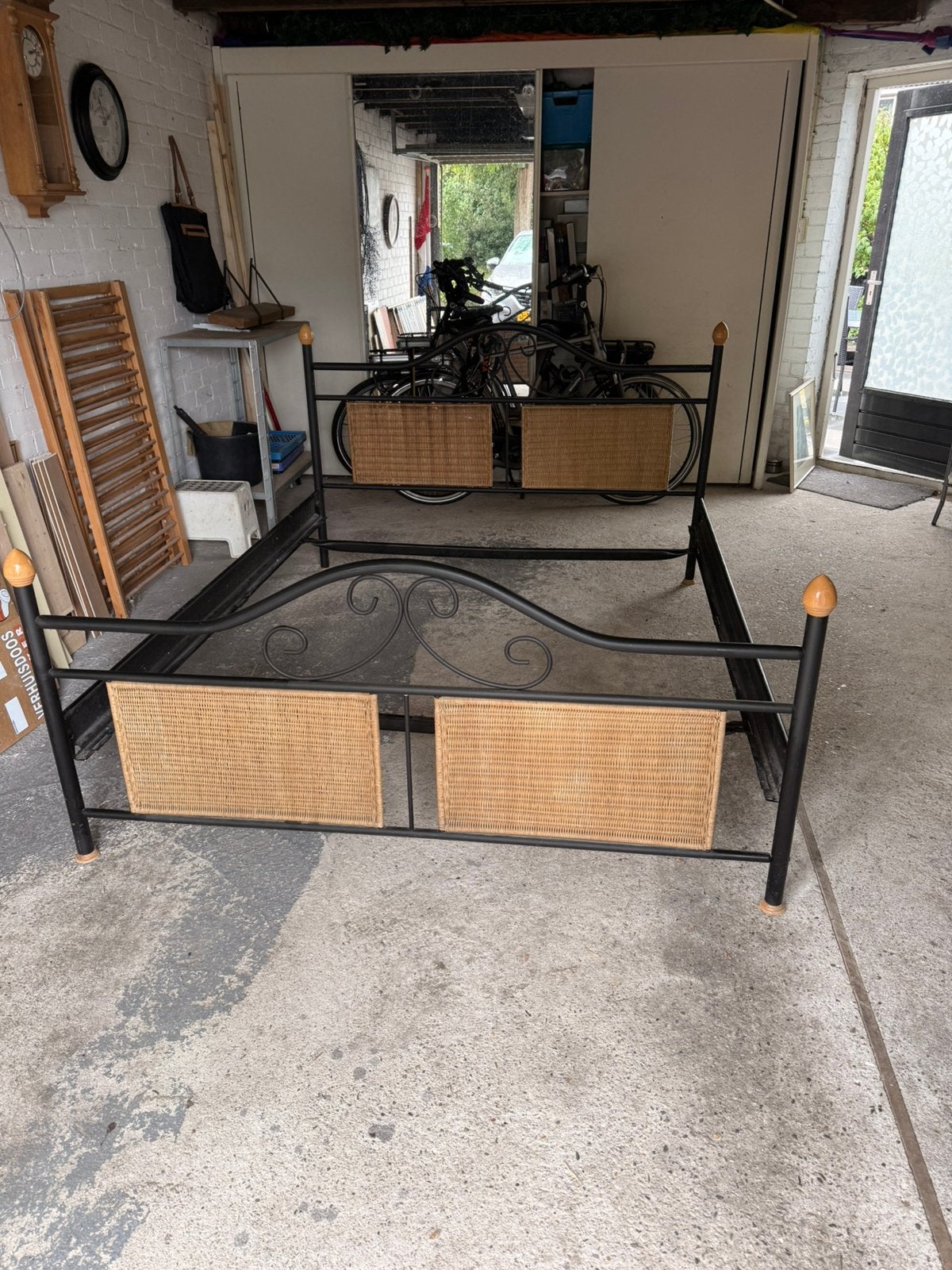 Bed tweepersoons 160x200 met nieuwe lattenbodems, Ophalen, Zwart, Tweepersoons, Zo goed als nieuw