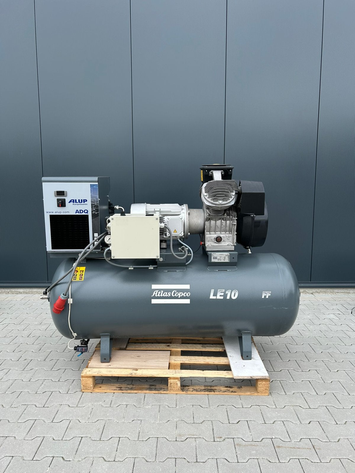 Atlas Copco LE10 zuigercompressor met koeldroger, Ophalen, 800 liter/min of meer, Zo goed als nieuw, 10 bar of meer