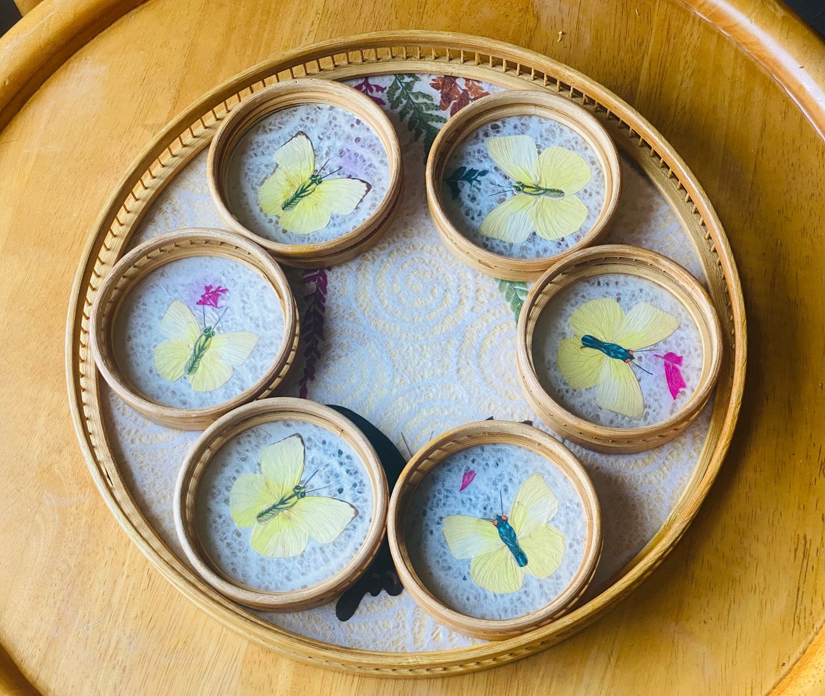 Vintage bamboe onderzetter met vlinderdecoratie, Ophalen of Verzenden