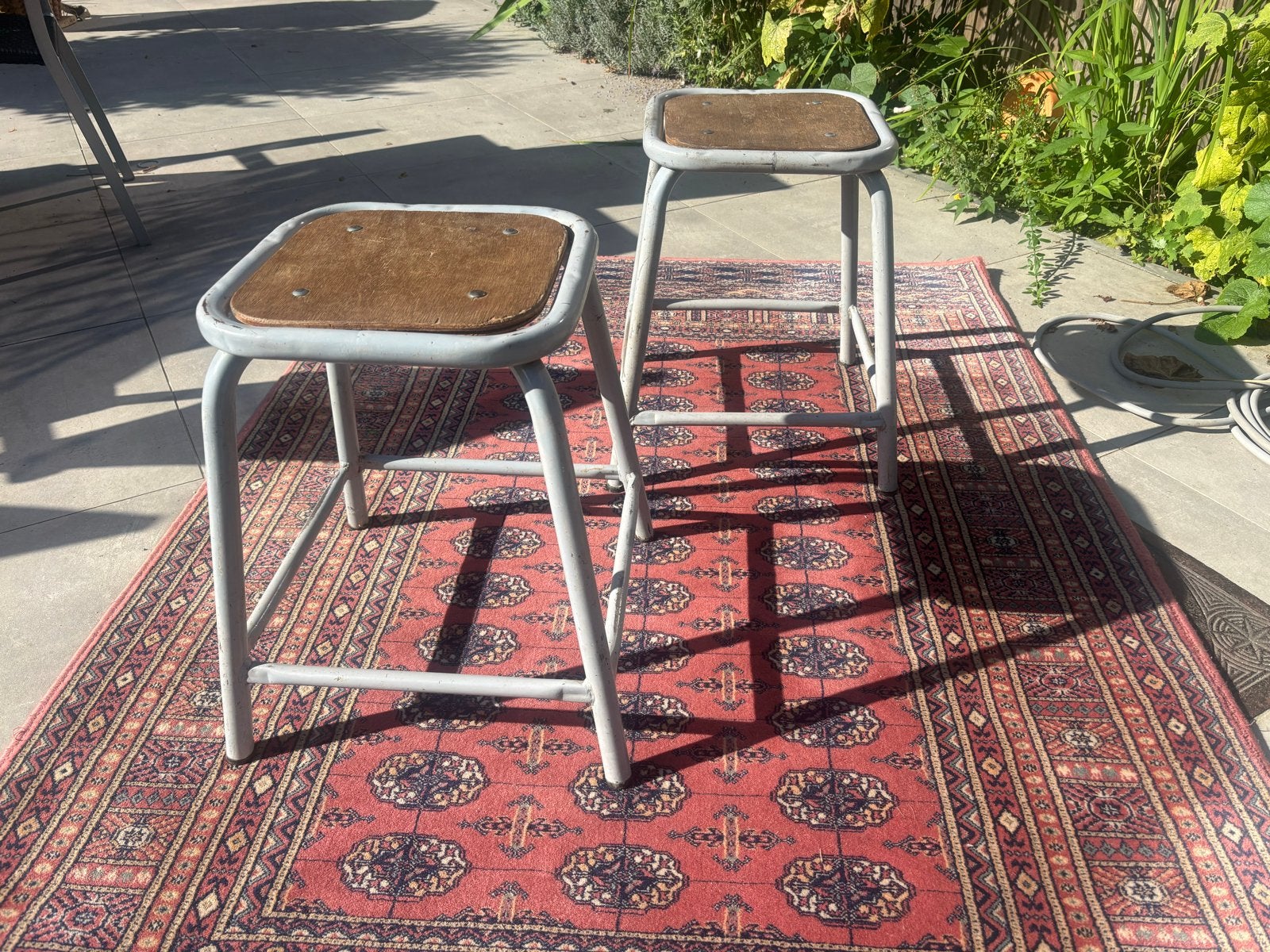 Set van 2 vintage krukken met houten zitting, Huis en Inrichting, Ophalen, Gebruikt, Hout