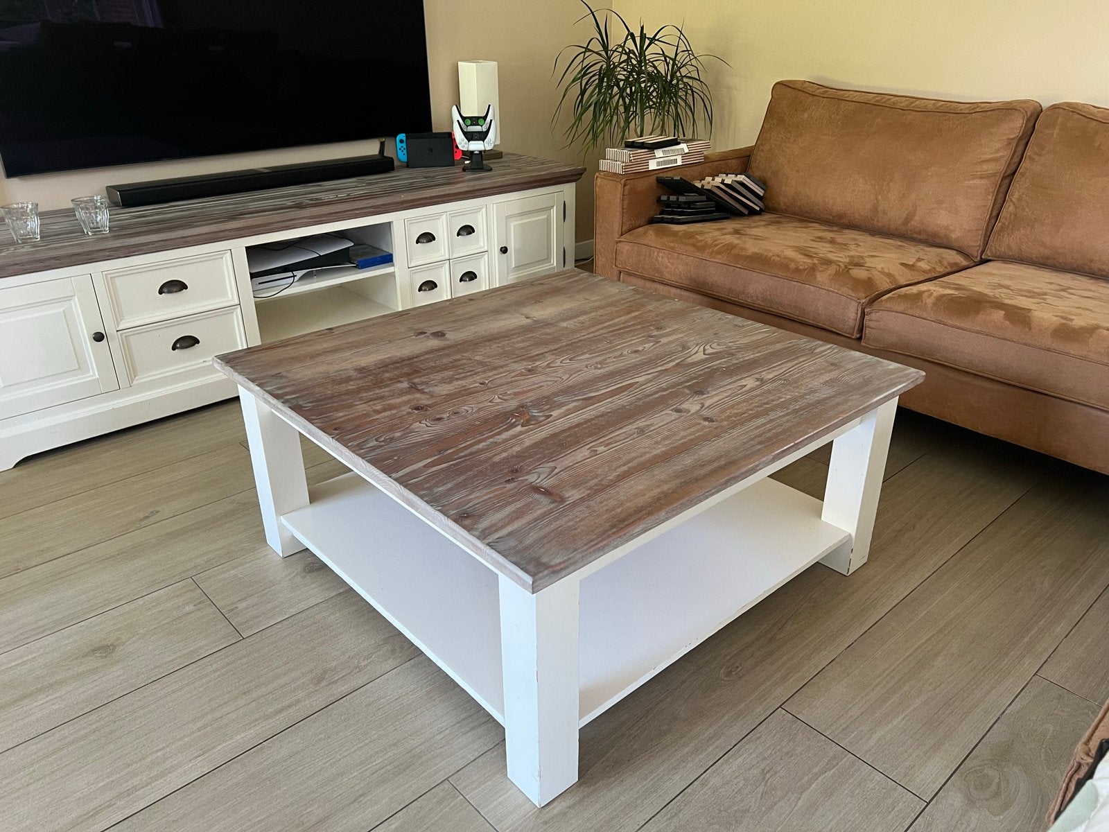 Foto 4 van Landelijke salontafel & vitrinekast