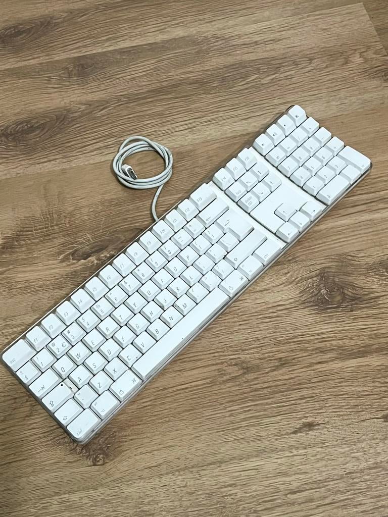 Apple Keyboard A1243 -QWERTY Bedraad Qwerty Toetsenbord, Gebruikt, Multimediatoetsen, Ophalen of Verzenden, Qwerty