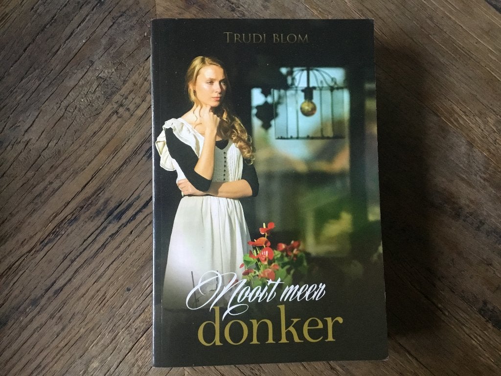 Trudi Blom, Nooit meer donker, Ophalen of Verzenden, Zo goed als nieuw