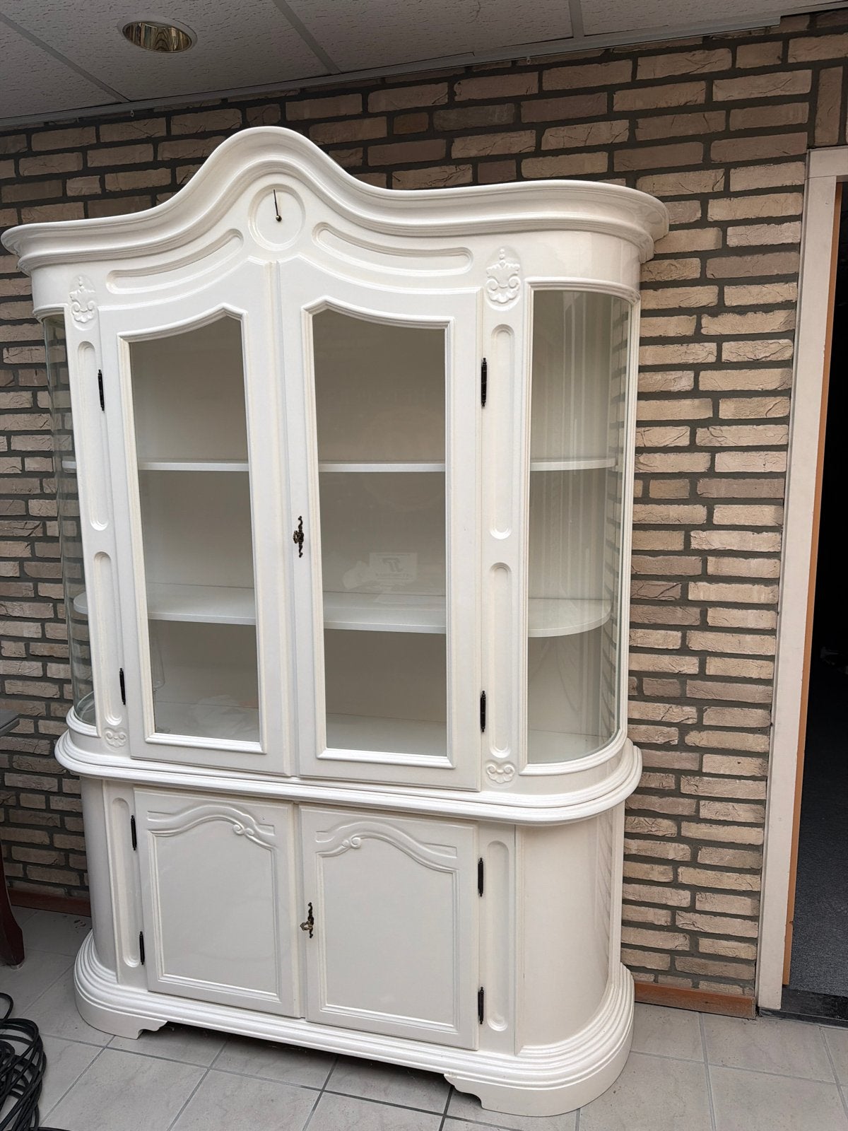 Unieke houten vitrinekast met klok – professioneel gespoten, Ophalen of Verzenden