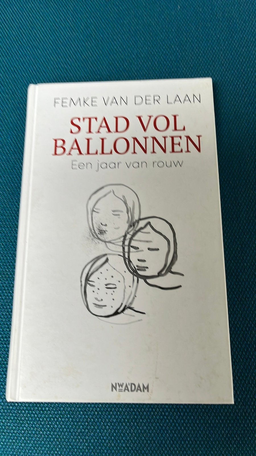 Stad vol ballonnen. een jaar van rouw, Ophalen of Verzenden, Zo goed als nieuw