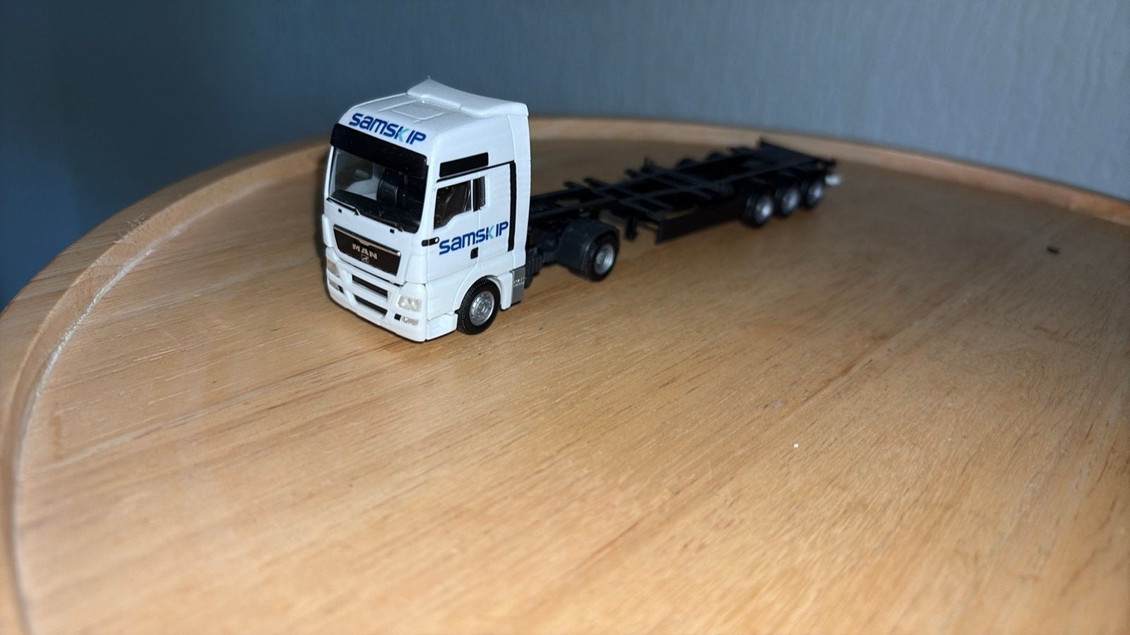 HERPA MAN. SAMSKIP TRUCK MET OPLEGGER.HO 1:87, Ophalen of Verzenden, Zo goed als nieuw