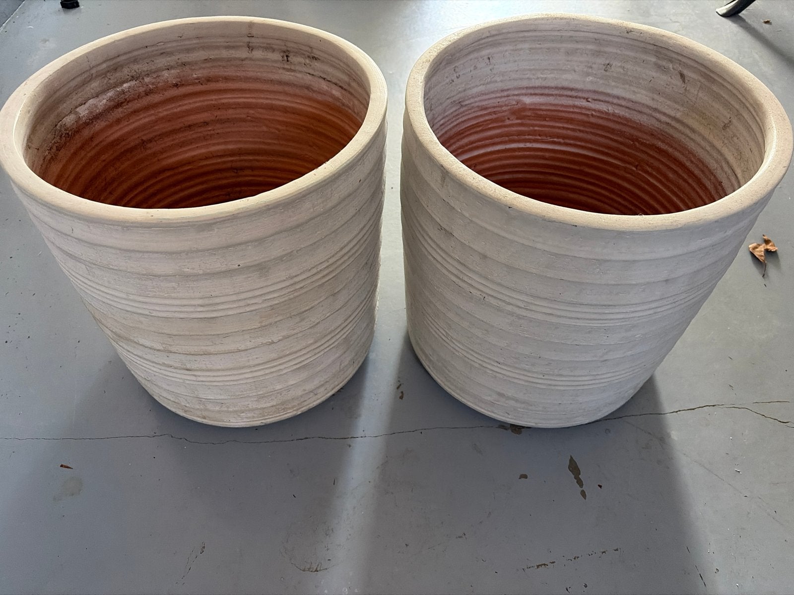 Set van 2 grote buitenpotten - wit/crème, 25 tot 40 cm, Gebruikt, Rond, Ophalen of Verzenden
