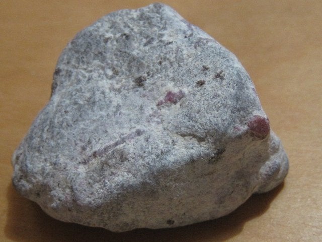 mi. 2x ruwe edelsteen ROBIJN IN VELDSPAAT (3), Verzenden, Mineraal