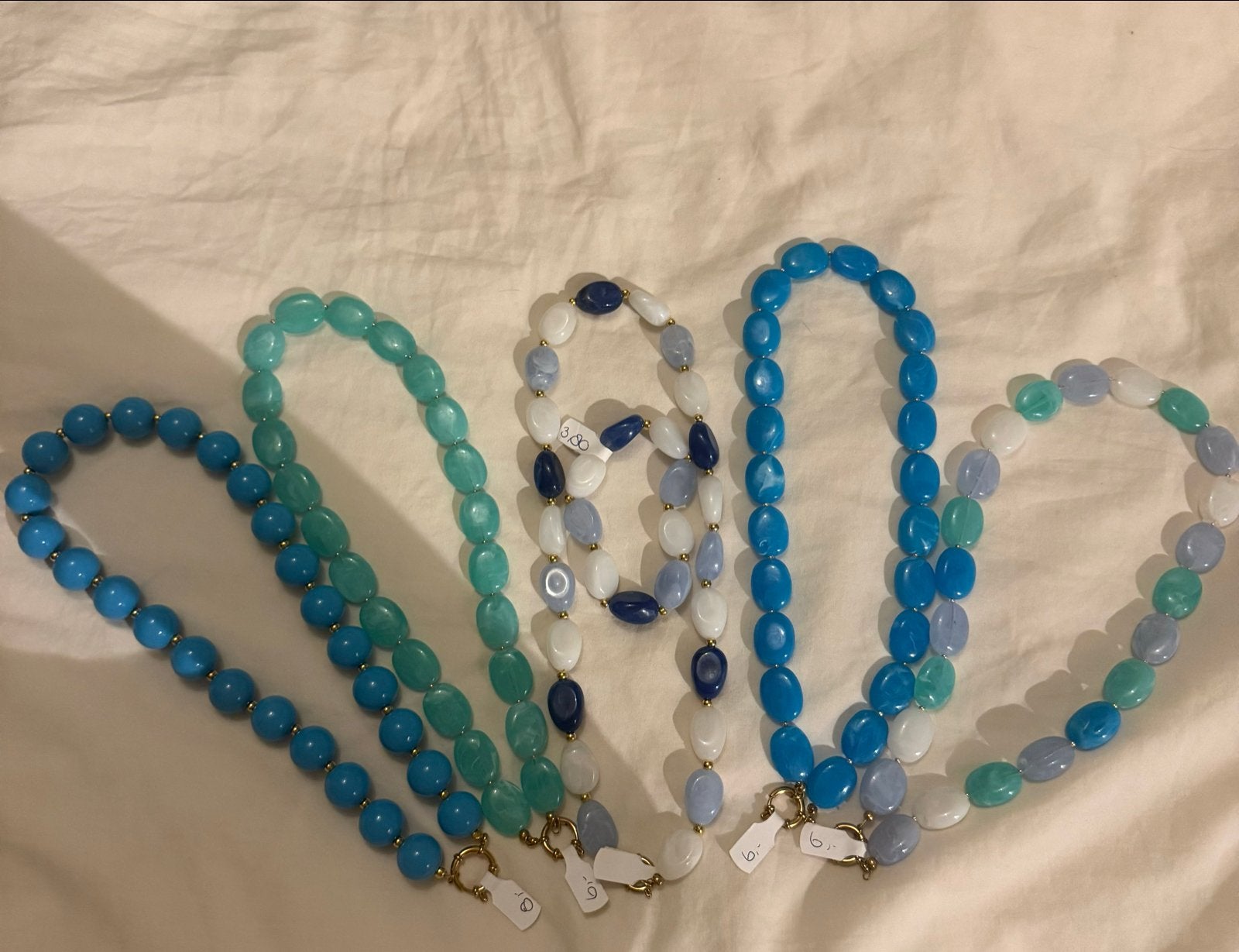 Blauwe tinten sieradenpakket: 5 kettingen & 1 armband, Sieraden, Tassen en Uiterlijk, Verzenden, Nieuw, Blauw, Kunststof