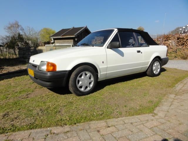 Ford Escort 1.6 Ghia Cabrio 1986 Wit, Auto's, Ford, Voorwielaandrijving, Escort, 4 cilinders, Cabriolet