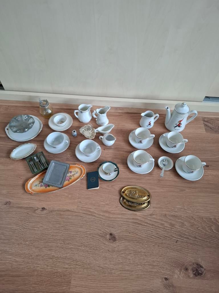 Diverse kinderservies kopjes en kannetjes+Van Nelle servies, Antiek en Kunst, Ophalen of Verzenden