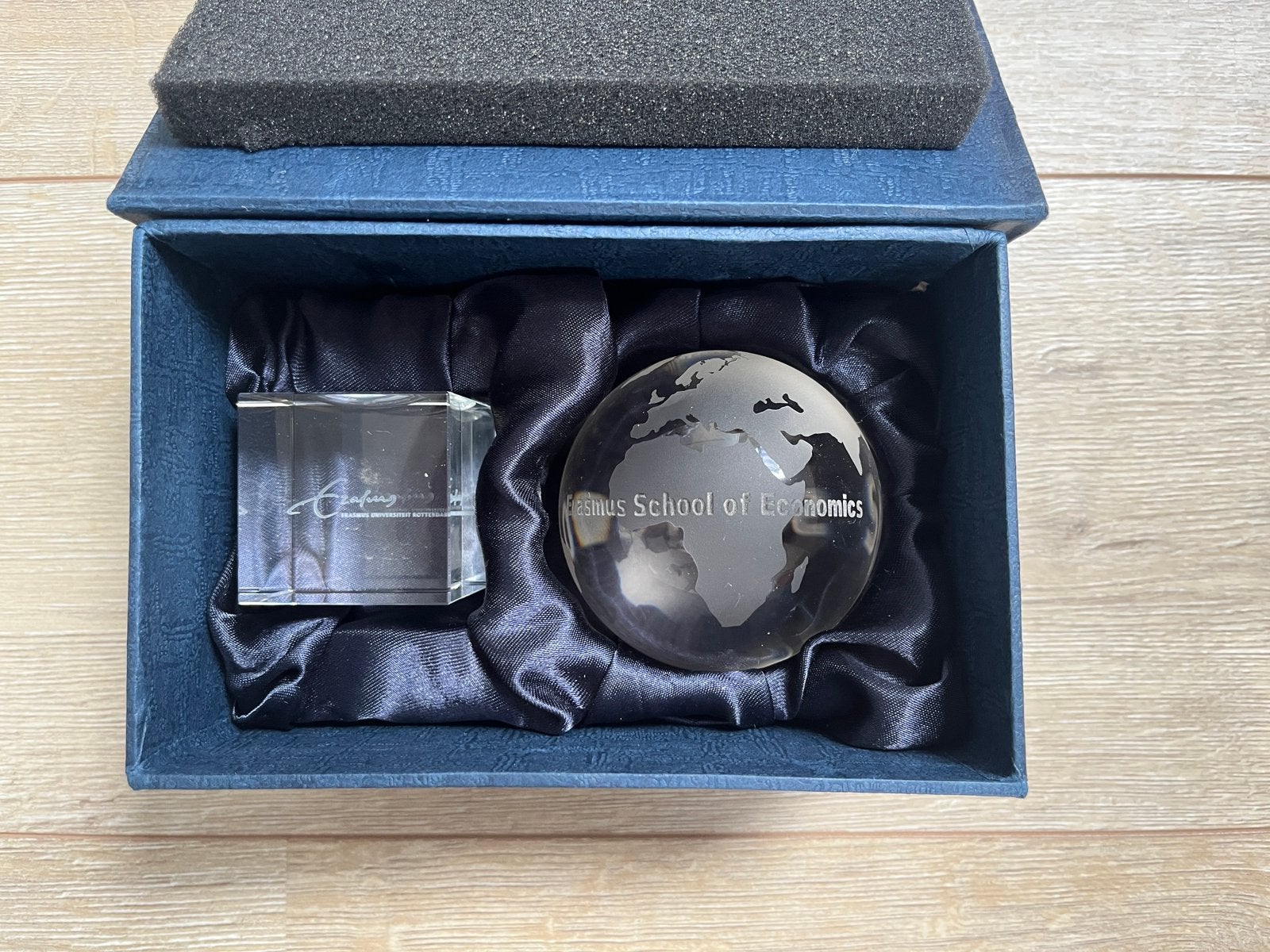 Te koop: souvenir Erasmus School of Economics, Ophalen