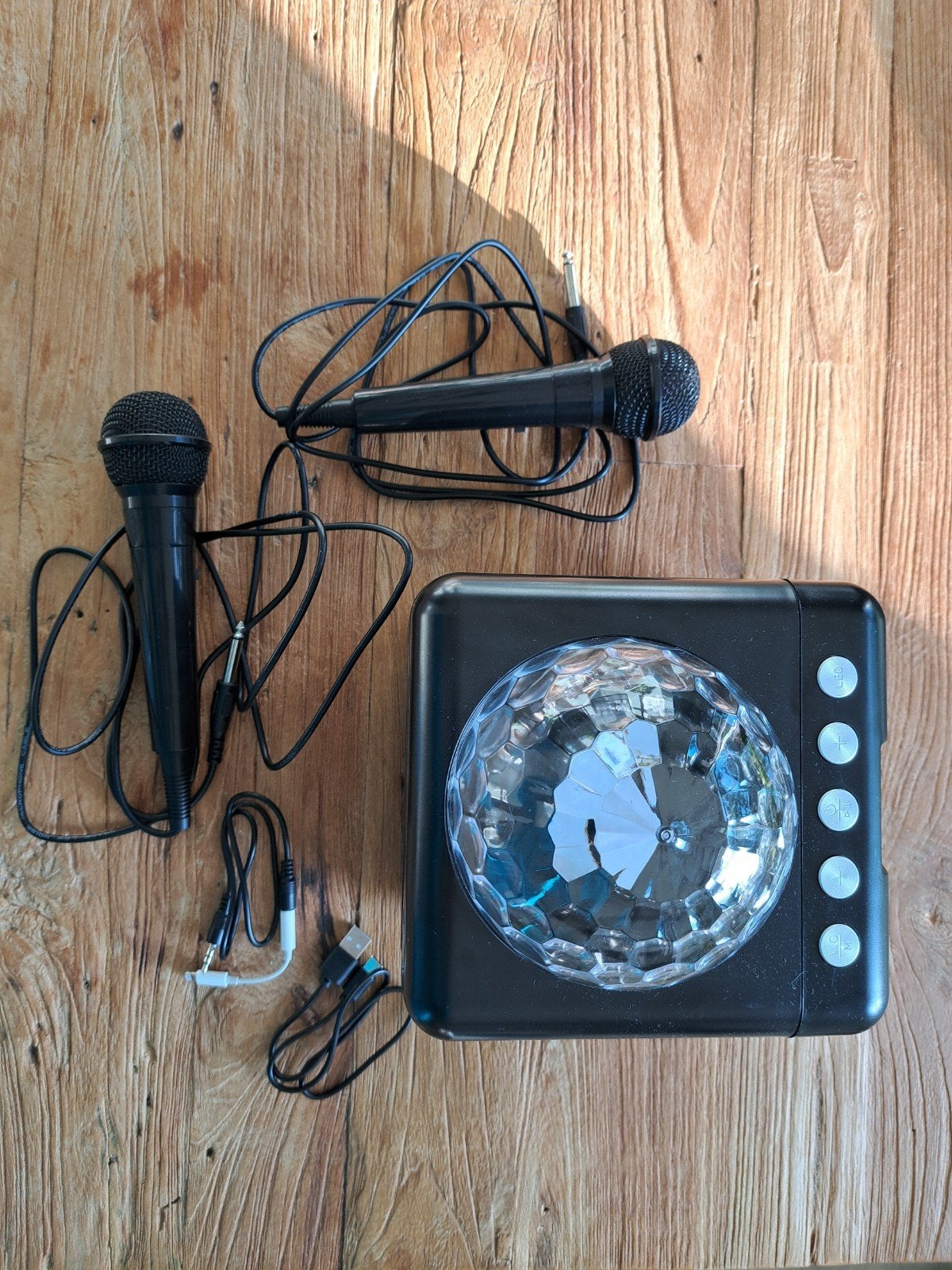 Karaokespeaker met lichtshow en microfoons, Ophalen