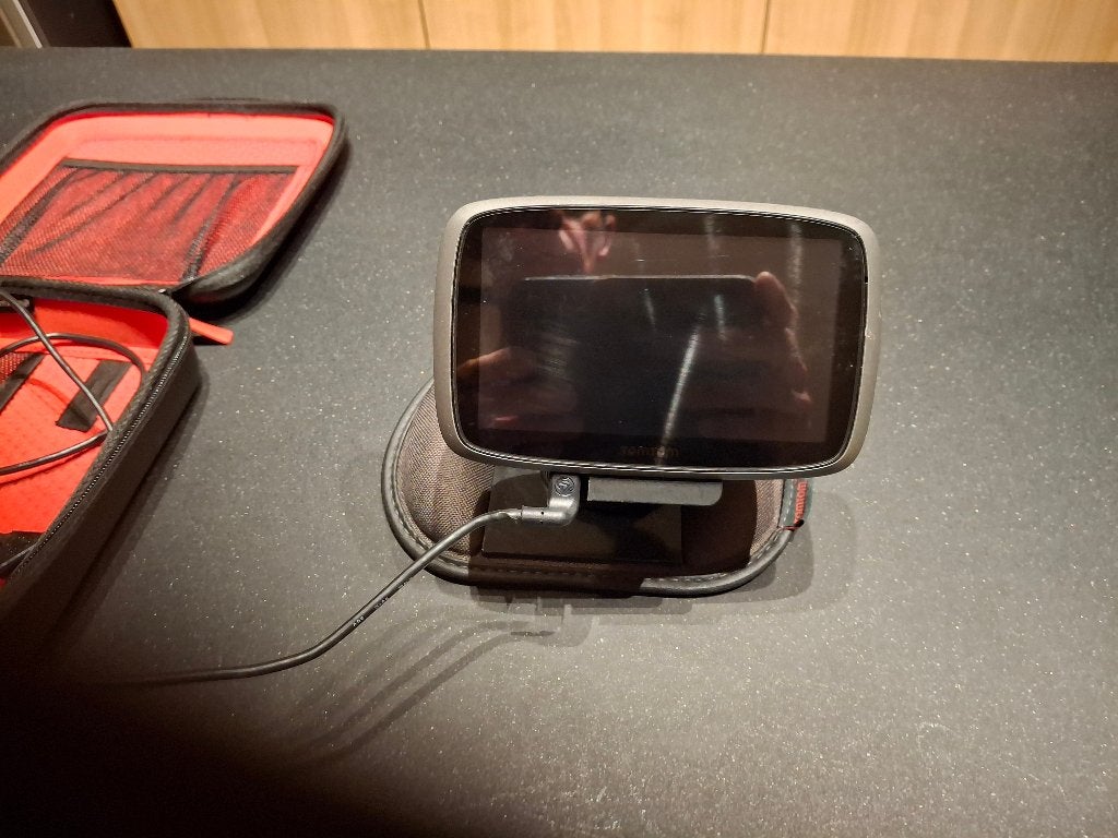 TomTom GO 5000 met zuignaphouder, antislipmat en reisetui, Ophalen of Verzenden, Gebruikt